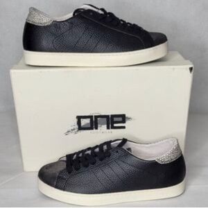 One Footwear Sari black Leather Sneakers size 6.5